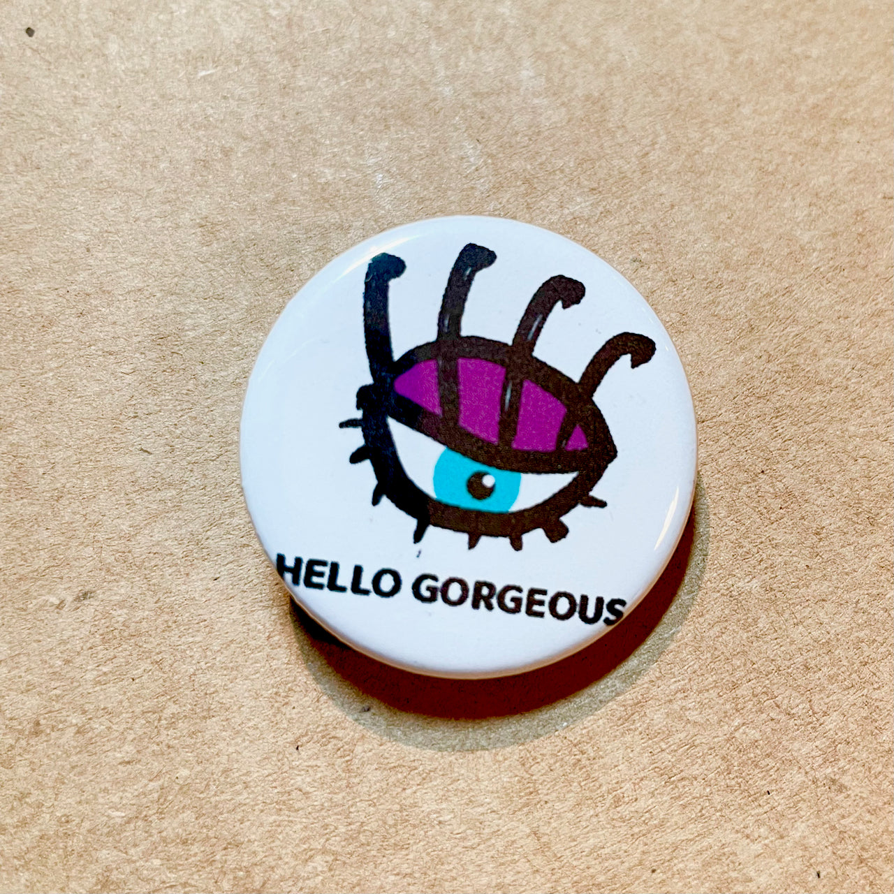 HELLO GORGEOUS PIN / MAGNET